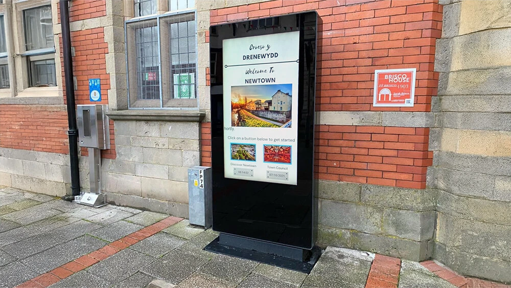 digitalni-vanjski-samostojeci-totemi-za-oglasavanje-svjetleće-reklame-digital-signage-oglašavanje-rješenje-za-vanjsko-oglašavanje-zaslon-za-reklame