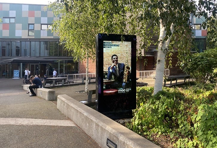 reklamni digitalni totem - allsee digitalni zaslon za oglašavanje - zaslone visoke svjetline